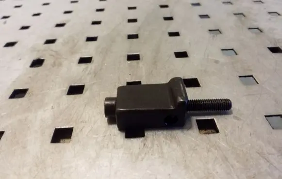 Volkswagen Touareg I Fuel Injector clamp holder