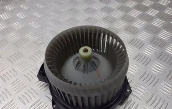 Toyota Yaris Front door blower motor AV272700-0311