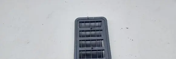 Quarter panel pressure vent