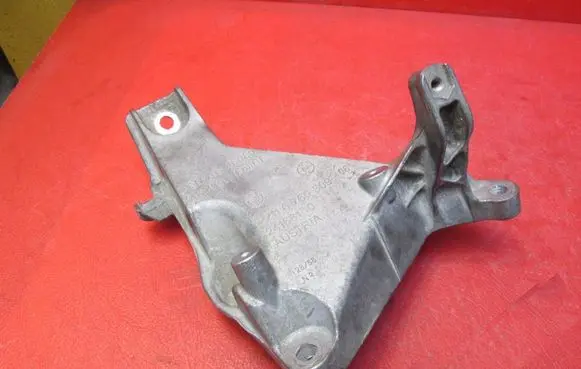 BMW 1 E81 E87 Engine mounting bracket 6760309