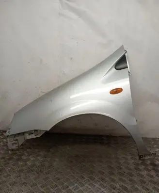 Nissan Almera Tino Fender