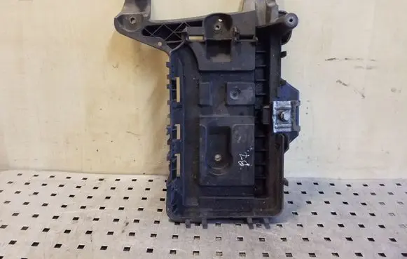 Volkswagen PASSAT B7 Battery tray 1K0915333