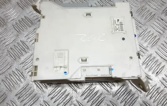 Lexus IS 220D-250-350 Fuse module 8273053023