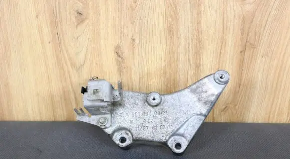 Engine mounting bracket