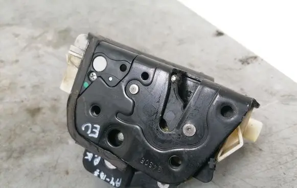 Audi A4 S4 B7 8E 8H Front door lock 8E1837015AA