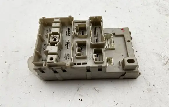 Toyota RAV 4 (XA20) Fuse module 8273342080