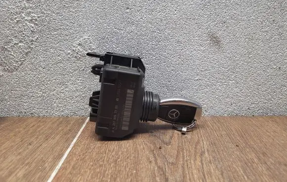 Mercedes-Benz C W204 Ignition lock A2079057101 3039694361