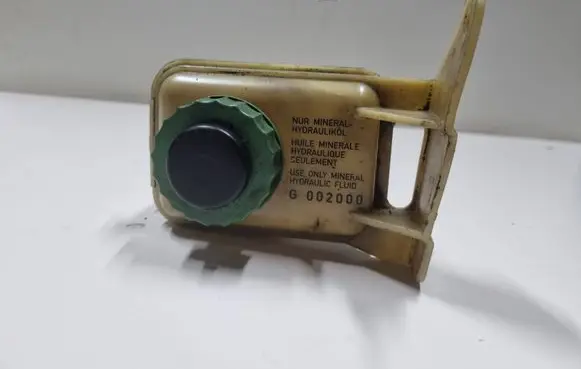 Audi A6 S6 C5 4B Power steering fluid tank/reservoir G002000 8D0422373C