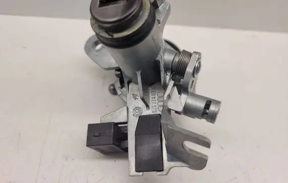 Audi A6 S6 C6 4F Tailgate exterior lock 8E0827573