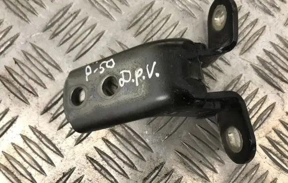 Toyota Prius (XW50) Front door upper hinge