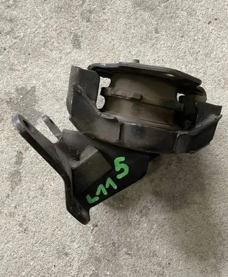 Mitsubishi Pajero Sport I Engine mount bracket