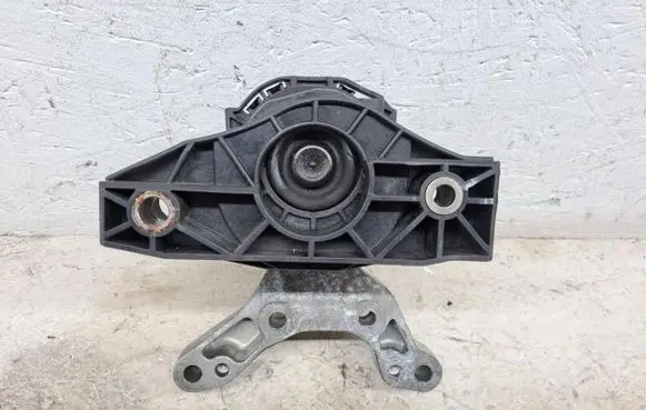 Peugeot 208 Engine mount bracket