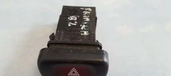 Nissan Primera Hazard light switch