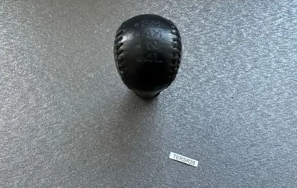 Nissan Terrano Gear lever shifter trim leather/knob 3321833J01