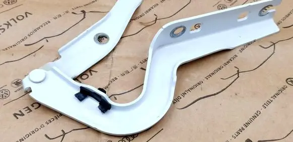 Engine bonnet/hood hinges