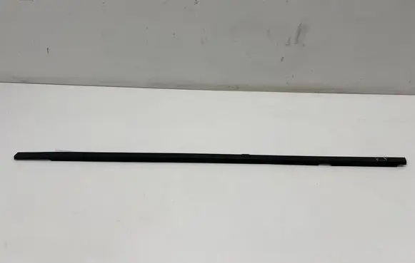 Renault Captur II Front door glass trim molding 808215993R