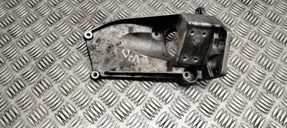 Engine mounting bracket