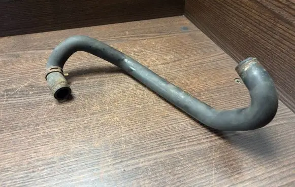Engine coolant pipe/hose