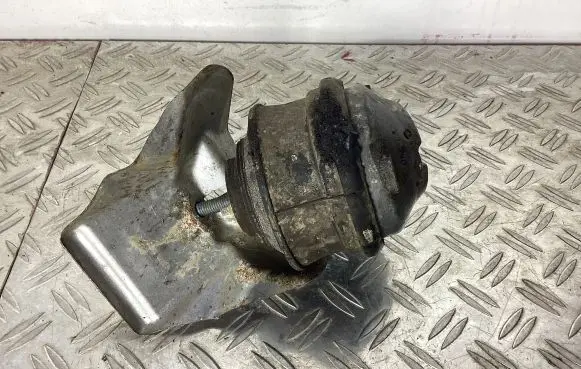 Mercedes-Benz S W220 Engine mount bracket A2202402517 A2202411034