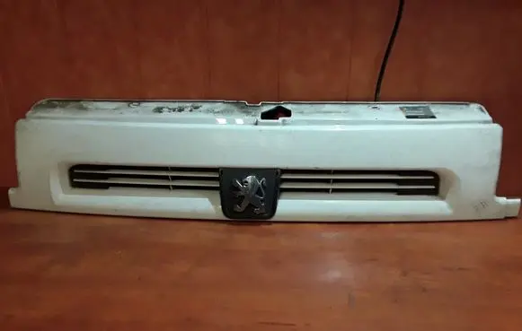 Peugeot Boxer Front bumper upper radiator grill 1473876077