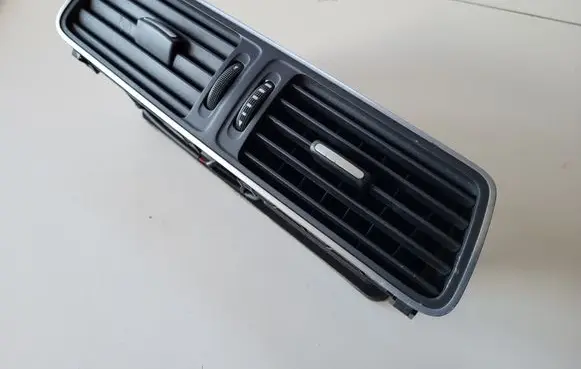 Volkswagen PASSAT B7 Dash center air vent grill
