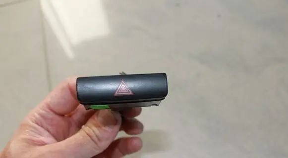 Volkswagen PASSAT B7 Hazard light switch 3AA953509A
