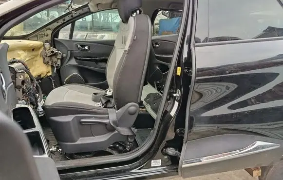 Renault Captur Pillar (middle)