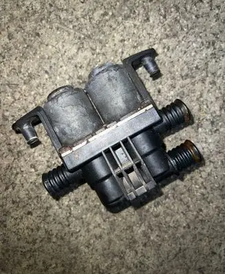 BMW 5 E39 Coolant heater control valve 8374995