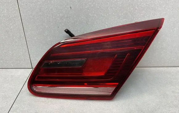 Tailgate rear/tail lights