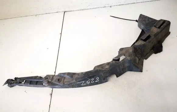 Volkswagen PASSAT B5 Front bumper mounting bracket 3b0807050