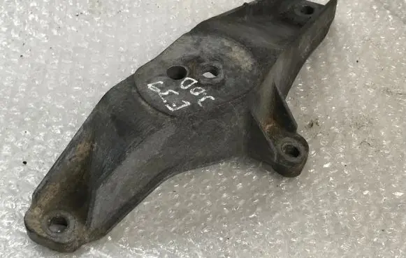 BMW 5 E39 Engine mounting bracket 1096079