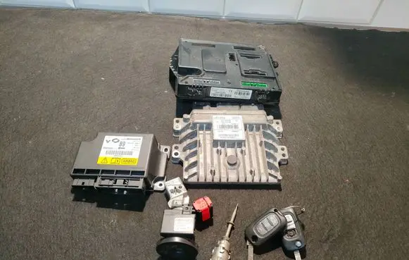 Renault Megane III Engine control unit/module 237100914R 237101715R 28304871