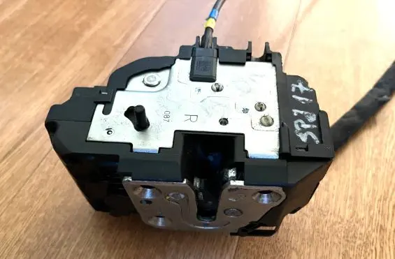 Nissan Note (E11) Front door lock