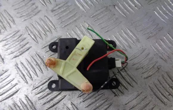Nissan Primera A/C air flow flap actuator/motor 3T050-30820