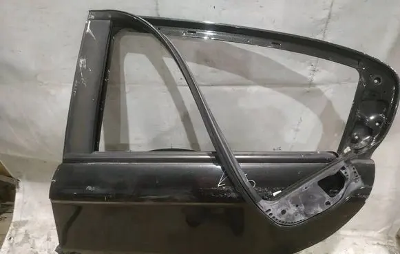 Alfa Romeo 147 Rear door JUODOS