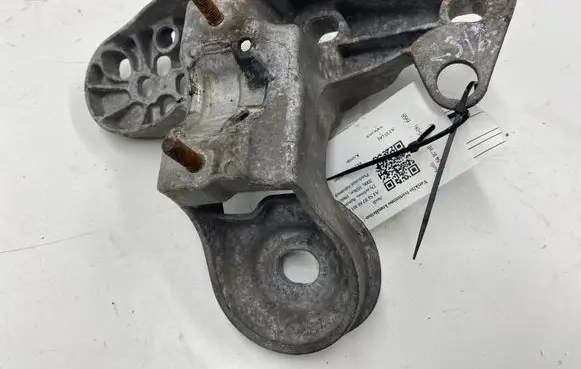 Audi A4 S4 B7 8E 8H Engine mounting bracket 8E0199351M