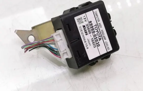 Toyota Avensis T250 Light module LCM 8996005030 3560016825