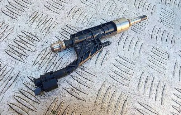 BMW 2 F22 F23 Fuel injector 7639990 13537639990 0261500539