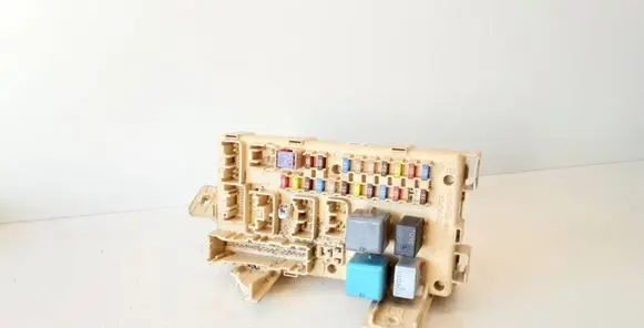 Toyota Avensis T250 Fuse module 82641CA010F