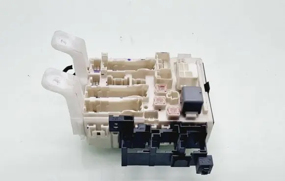 Toyota RAV 4 (XA30) Fuse module 8273042020