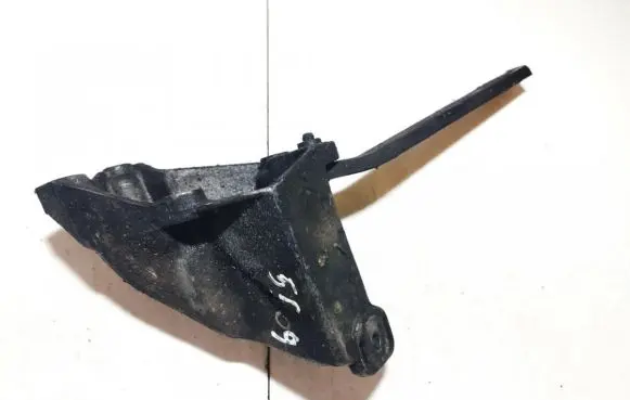 Volkswagen PASSAT B5 Engine mounting bracket 8d0139307l