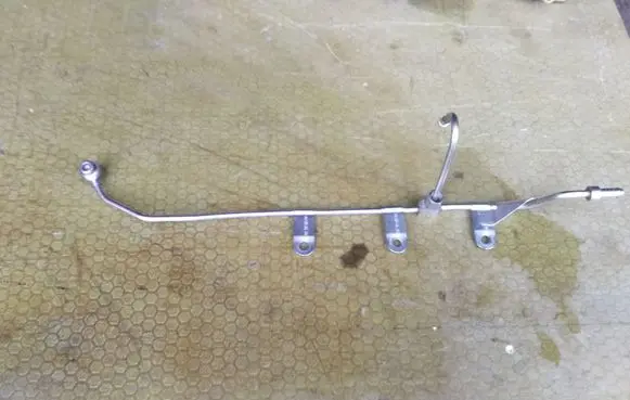 Volkswagen PASSAT B6 Fuel injector supply line/pipe 06F127505AA