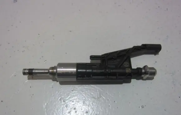 BMW X1 F48 F49 Fuel injector 8625396