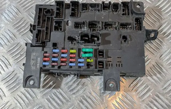 Mitsubishi Outlander Fuse module 8637B687