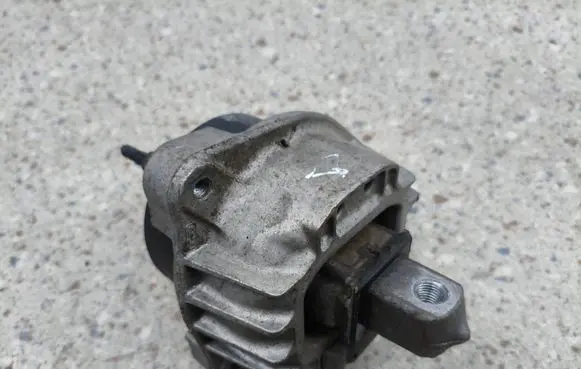 BMW 5 GT F07 Engine mount bracket 68623513 6777382