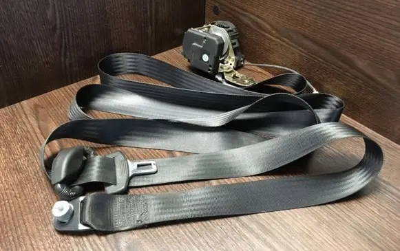 Iveco Daily 3rd gen Front seatbelt 048006 33017280A1