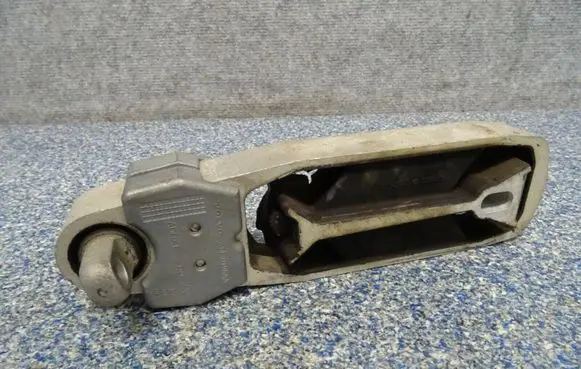 Volvo XC90 Engine mount bracket 31430195