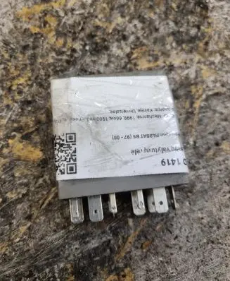 Volkswagen PASSAT B5 Window wiper relay 1J0955531