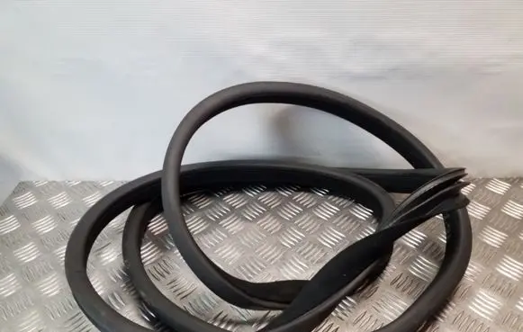 Mercedes-Benz ML W164 Rear door rubber seal (on body) 