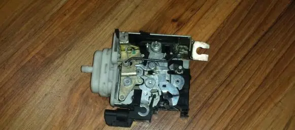 Audi A4 S4 B5 8D Front door lock 8D2837016F